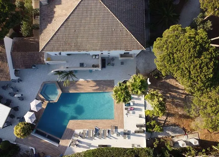 Le Confidentiel & 4*