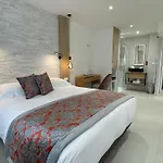 Le Confidentiel & Hotel