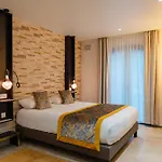 Le Confidentiel & Hotel 4*