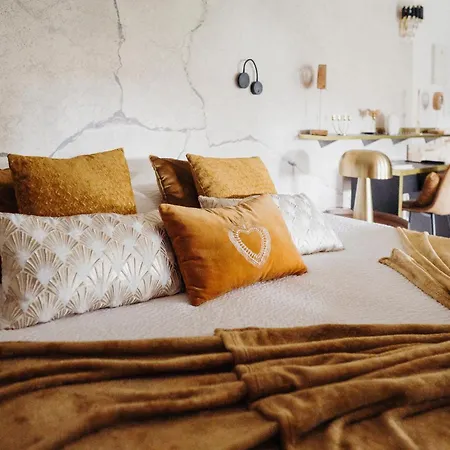 Готель Le Confidentiel & 4*