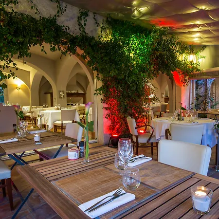 Le Confidentiel & Готель