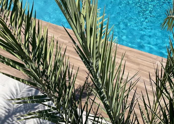 Le Confidentiel & 4*